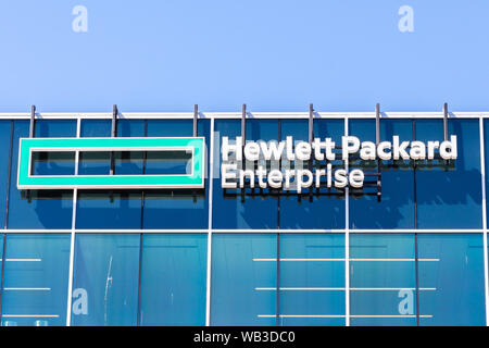 Feb 13, 2019 San Jose/CA/USA - Hewlett Packard Enterprise (HPE) Logo am neuen Hauptsitz des Unternehmens in Silicon Valley; HPE ist Stockfoto