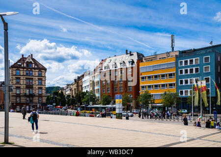 Stuttgart, Deutschland, 16. August 2019, bunte Fassaden der alten Häuser rund um den Marienplatz in Stuttgart City, wo viele Menschen heißen Summe genießen Stockfoto