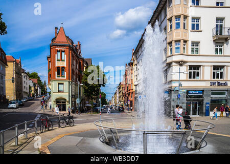 Stuttgart, Deutschland, 16. August 2019, Squirting Brunnen am Marienplatz in der Innenstadt von Stuttgart, wo historische Häuser und Cafés Mann anziehen Stockfoto