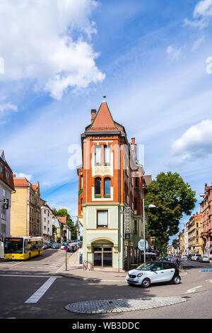 Stuttgart, Deutschland, 16. August 2019, Fantastische alte Fassaden der historischen Häuser neben Straßen vom Marienplatz in der Innenstadt von Stut gesehen Stockfoto