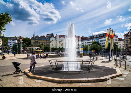 Stuttgart, Deutschland, 16. August 2019, Squirting Wasserspeier Brunnen am Marienplatz in der Innenstadt von Stuttgart, ein beliebter Treffpunkt für Mitarbeiter Stockfoto