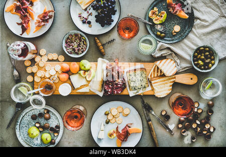 Saisonale Picknick mit Rose Wein, Käse, Wurst, Nüssen und Früchten Stockfoto