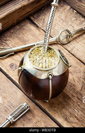 Yerba Mate in Calabash und trockene Kraut. traditionellen argentinischen Trinken Stockfoto