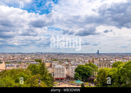 Frankreich. Paris. Tag Sommer. Panoramablick auf die Dächer. Die Wolken sind schnell. Der Eiffelturm ist nicht sichtbar Stockfoto