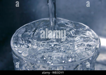 Glas Wasser in nahezu monochromatischen Tönen