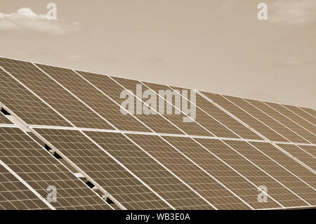 Sonnenkollektoren und blauer Himmel. Solar Panels Generatoren von Sun. Saubere Technologien für eine bessere Zukunft Stockfoto