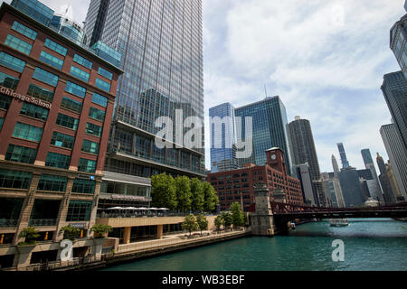Blick entlang des Chicago River aus den Wells Street Brücke der in der Nähe von North Side riverfront Chicago Illinois Vereinigte Staaten von Amerika Stockfoto