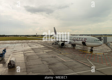 Ungarn, Budapest - ca. 2019: Katar Airline Flugzeug Anreise zum Abflug am Flughafen Budapest bereit, Passagiere laden Stockfoto