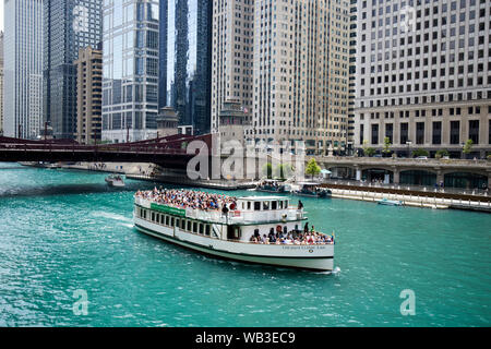 Chicagos Classic Lady sightseeing River Tours Blick auf den Chicago River aus den Wells Street Bridge Chicago Illinois Vereinigte Staaten von Amerika Stockfoto
