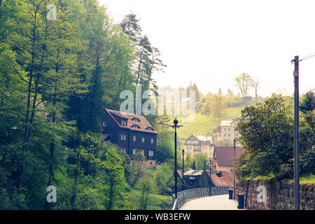 Deutschland, Provinzstadt in den Bergen mit Wald Stockfoto