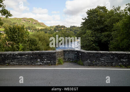 Skelwith Bridge über den Fluss Brathay im Lake District National Park, England, Großbritannien Stockfoto