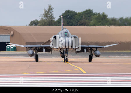 McDonnell Douglas F-4 Besteuerung zu den wichtigsten Start- und Landebahn am RAF Fairford nach dem Besuch der 2019 RIAT. Stockfoto