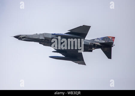 McDonnell Douglas F-4 Besteuerung zu den wichtigsten Start- und Landebahn am RAF Fairford nach dem Besuch der 2019 RIAT. Stockfoto