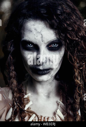 Halloween Thema: Gruselige grim voodoo Hexe. Close-up portrait Der bösen Zauberin. Zombie woman (untoten) Stockfoto