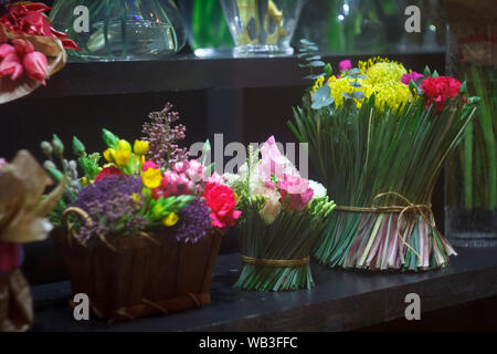 Flower Shop Konzept, Vitrine mit Blumensträußen und Blumen Vasen für Verkauf, selektiver Fokus Stockfoto