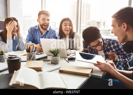 Aufgeregt Freunde in Pause in der Hochschule Bibliothek Stockfoto