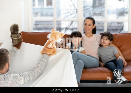 Gerne kleine Kinder aufpassen Puppenspiel von Vater zu Hause Stockfoto