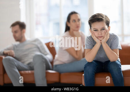 Verärgert Kind Junge an der Kamera traurig über Eltern Kämpfe auf der Suche Stockfoto