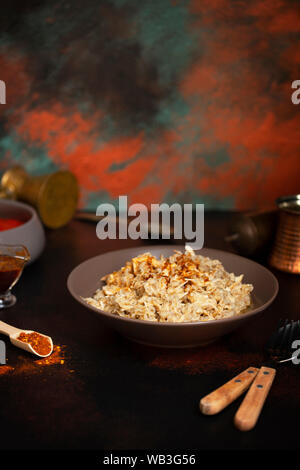 Traditionelle für türkische, griechische und iranische Küche, ein Gericht namens Keskek. Mit eingelegten roten Pfeffer, Butter und Paprikapulver serviert. Ansicht von vorn Stockfoto