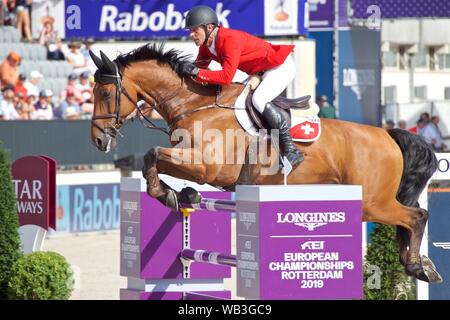 Rotterdam, die Niederlande. 23 Aug, 2019. Die Schweiz Paul Estermann auf Herrn Pepsi führt während der FEI Jumping Europameisterschaft in Rotterdam, Niederlande, 23.08.2019. Quelle: Sylvia Lederer/Xinhua/Alamy leben Nachrichten Stockfoto