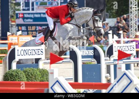 Rotterdam, die Niederlande. 23 Aug, 2019. Dänemarks Nikolaj Hein Ruus auf Cadillac führt während der FEI Jumping Europameisterschaft in Rotterdam, Niederlande, 23.08.2019. Quelle: Sylvia Lederer/Xinhua/Alamy leben Nachrichten Stockfoto