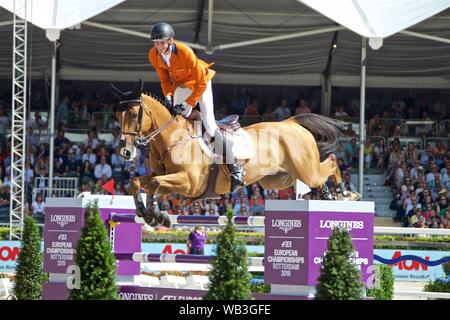 Rotterdam, die Niederlande. 23 Aug, 2019. Der Netherlnad Frank Schuttert auf Lyonel D führt während der FEI Jumping Europameisterschaft in Rotterdam, Niederlande, 23.08.2019. Quelle: Sylvia Lederer/Xinhua/Alamy leben Nachrichten Stockfoto