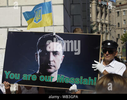Kiew, Ukraine. 24 Aug, 2019. Die ukrainer halten Sie ein Plakat mit einem Foto von der Ukrainische Präsident Wladimir ZELENSKY und Lesen' Sie sind unser Messias!" während der Feierlichkeiten anlässlich des Tag der Unabhängigkeit auf dem Platz der Unabhängigkeit in Kiew, Ukraine, 24. August 2019. Die ukrainer Mark zum 28. Jahrestag der Unabhängigkeit der Ukraine von der Sowjetunion seit 1991. Credit: Serg Glovny/ZUMA Draht/Alamy leben Nachrichten Stockfoto