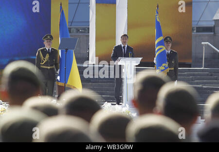 Kiew, Ukraine. 24 Aug, 2019. Der Präsident der Ukraine VOLODYMYR ZELENSKY (C) spricht während der Feierlichkeiten anlässlich des Tag der Unabhängigkeit auf dem Platz der Unabhängigkeit in Kiew, Ukraine, 24. August 2019. Die ukrainer Mark zum 28. Jahrestag der Unabhängigkeit der Ukraine von der Sowjetunion seit 1991. Credit: Serg Glovny/ZUMA Draht/Alamy leben Nachrichten Stockfoto