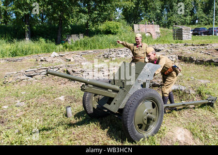 Novokuznetsk. Russland. 07.07.2019. Soldaten der russischen und deutschen Armee in die Rekonstruktion des Zweiten Weltkriegs. Stockfoto