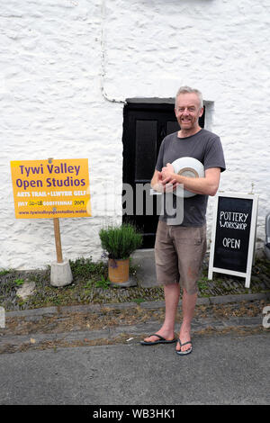 Tim Lake Töpferwerkstatt im Old Post Office in Cilycwm Dorf während der Tywi Valley Open Studios in Carmarthenshire Wales UK KATHY DEWITT Stockfoto