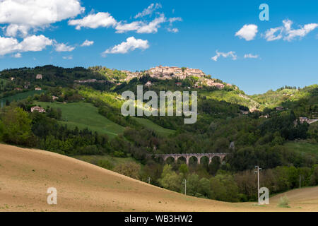 Die Hügel in der Region Marken (Italien) mit Urbino im Hintergrund Stockfoto