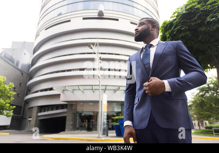 Nachdenklich, african american executive Aufenthalt im Freien in der Nähe der Business Center Stockfoto