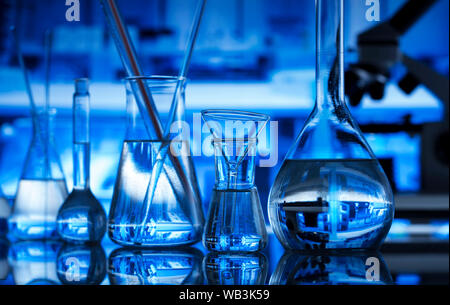 Science Laboratory Konzept Hintergrund. Mikroskop und Laborglas Komposition. Stockfoto