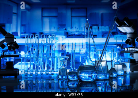 Science Laboratory Konzept Hintergrund. Mikroskop und Laborglas Komposition. Stockfoto