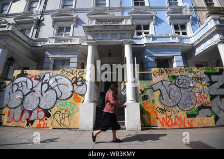 Häuser auf Ladbroke Grove sind mit Brettern vernagelt als Vorbereitung für das Notting Hill Carnival in London fort. Stockfoto