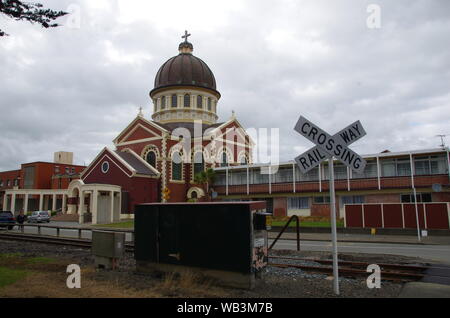 Bahnübergang unterzeichnen. Te Araroa Trail. Invercargill. Southland. South Island. Neuseeland Stockfoto