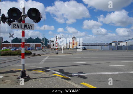 Bahnübergang unterzeichnen. Te Araroa Trail. Invercargill. Southland. South Island. Neuseeland Stockfoto