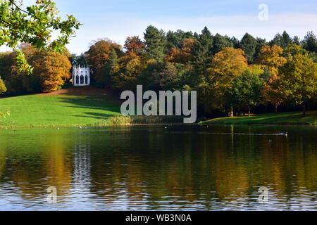 Herbst in der Painshill Park, Surrey mit dem gotischen Tempel Stockfoto