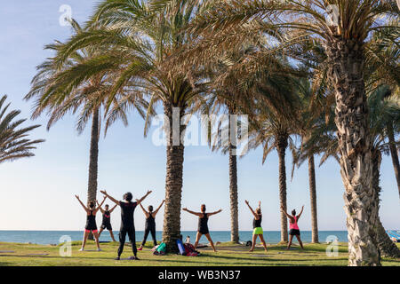 Gruppenübung am Strand, Torremolinos, Costa del Sol, Provinz Malaga, Andalusien, Südspanien. Stockfoto