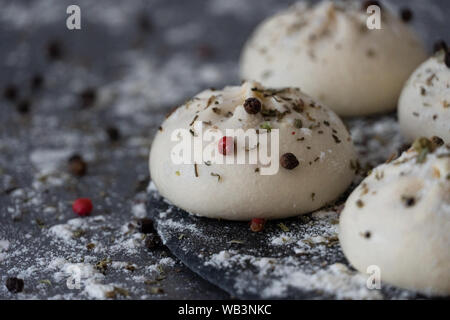 Georgische hausgemachte Speisen khinkali genannt. Georgische Küche. Stockfoto