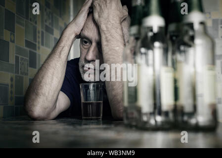 Ein verzweifelter Mann fällt in eine Depression und wird Alkoholische und miserabel. Seine Neigung führt ihn in einem Zustand der Einsamkeit und Armut. Er hat keine hop Stockfoto