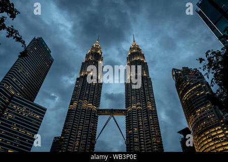 Petronas Twin Towers leuchtet während Blaue Stunde in Kuala Lumpur Stockfoto