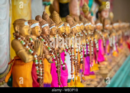 Sri Mahamariamman Tempel goldene Statuen mit farbenfrohen Stoffen Stockfoto