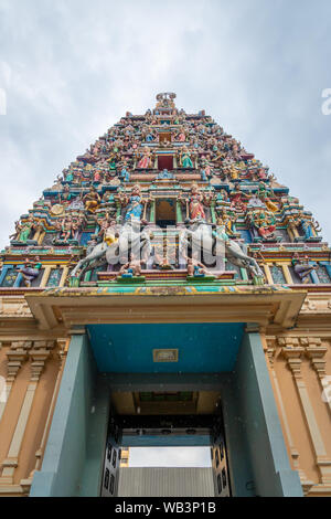 Sri Mahamariamman Tempel main tower mit bunten Figuren in einem von Kuala Lumpurs älteste Hindu Tempel Stockfoto