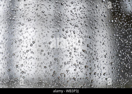 Wassertropfen auf Fenster während der schweren Monsunregen fallen Stockfoto