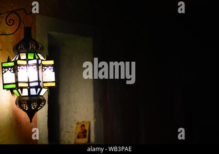 Licht in die dunklen Gassen der Altstadt Stockfoto