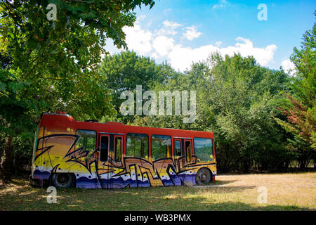 Dobrich Bulgarien - 18. August 2019: Schulbus mit Graffiti im Wald von den örtlichen Zoo gemalt. Stockfoto