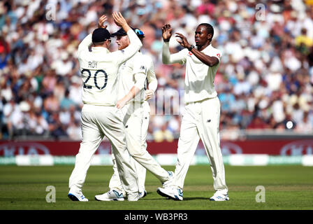 England's Jofra Archer (rechts) feiert die wicket der Australischen James Pattinson bei Tag drei der dritten Asche Test Match in Leeds. Stockfoto