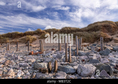 Buhnen am Strand von Conwy Morfa, North Wales Küste Stockfoto