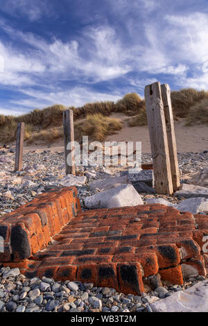 Buhnen am Strand von Conwy Morfa, North Wales Küste Stockfoto